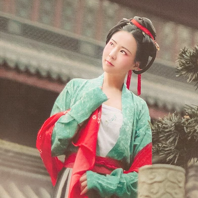 文艺吹笛女生头像，唯美古风真人头像