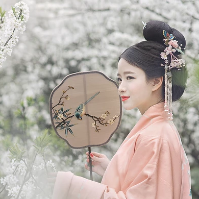 花林粉衣带团扇女生头像，唯美古风真人头像