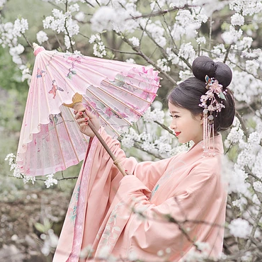 花林粉衣带团扇女生头像，唯美古风真人头像