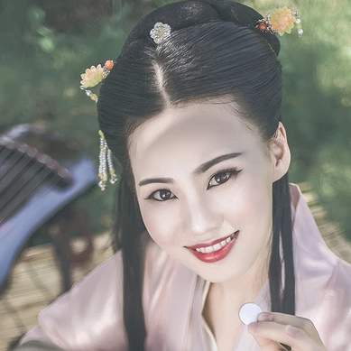 文艺气息带团扇女生头像，唯美古风真人头像