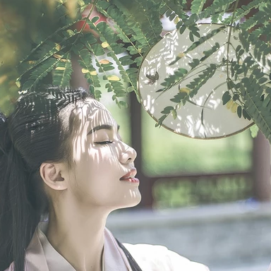 文艺气息带团扇女生头像，唯美古风真人头像
