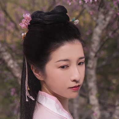桃花粉黛带伞女生头像，唯美古风真人头像