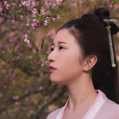 桃花粉黛带伞女生头像，唯美古风真人头像