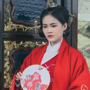 文艺红衣带团扇女生头像，唯美古风真人头像