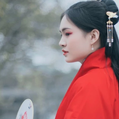 文艺红衣带团扇女生头像，唯美古风真人头像