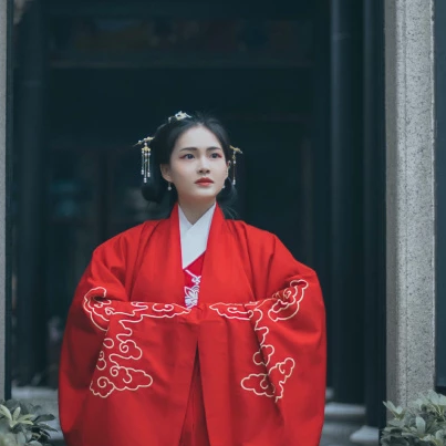 文艺红衣带团扇女生头像，唯美古风真人头像