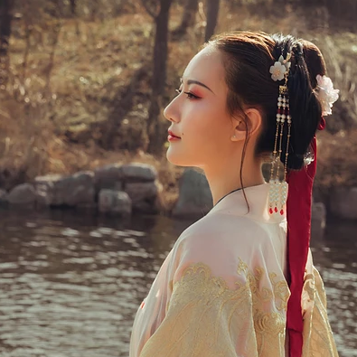 古典淡雅带团扇女生头像，唯美古风真人头像