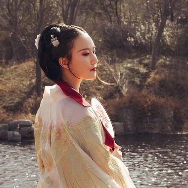 古典淡雅带团扇女生头像，唯美古风真人头像