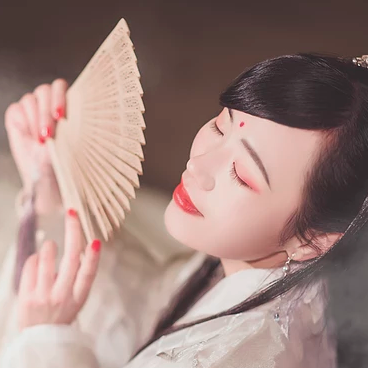 优雅提灯品酒女生头像，唯美古风真人头像