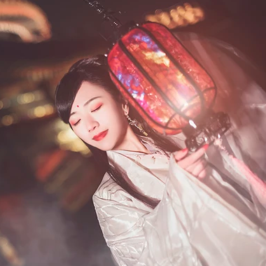 优雅提灯品酒女生头像，唯美古风真人头像
