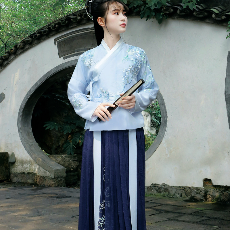 卿辞刺绣蓝色典雅汉服，清新交领襦裙汉服