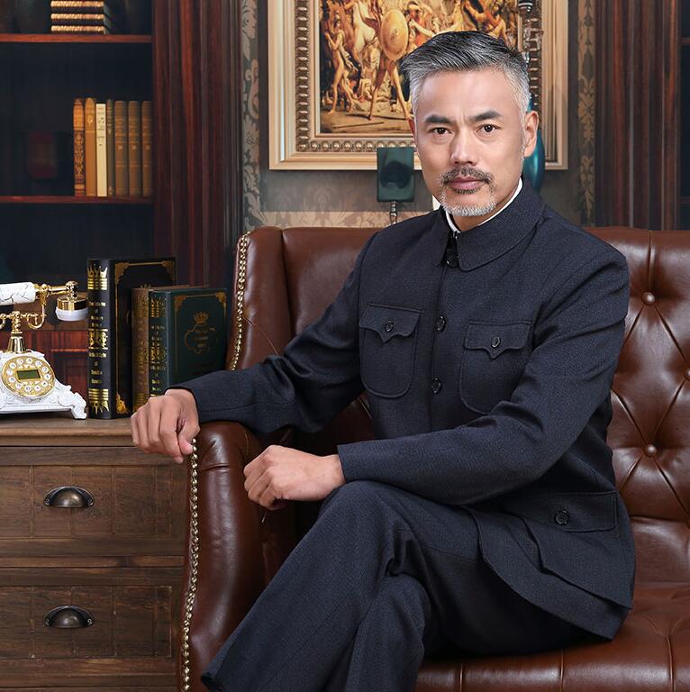 简约大方的翻领男装外套中山装