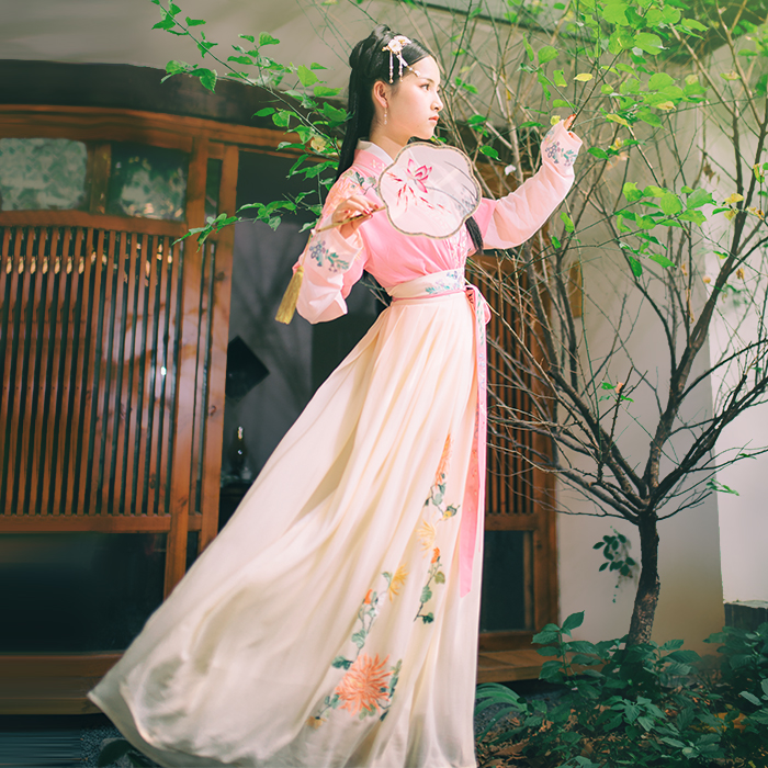 浅色交领半臂汉服，清风拂面若缥缈如仙汉服