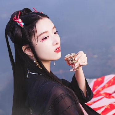 优雅喝酒女生头像，唯美古风真人头像