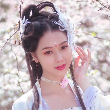 粉色桃花拂面带团扇女生头像，唯美古风真人头