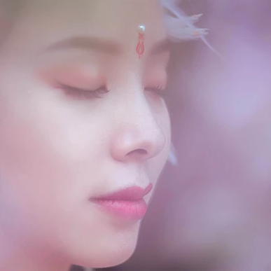 粉色桃花拂面带团扇女生头像，唯美古风真人头