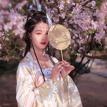 粉色桃花拂面带团扇女生头像，唯美古风真人头
