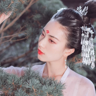 淡雅红妆带团扇女生头像，唯美古风真人头像