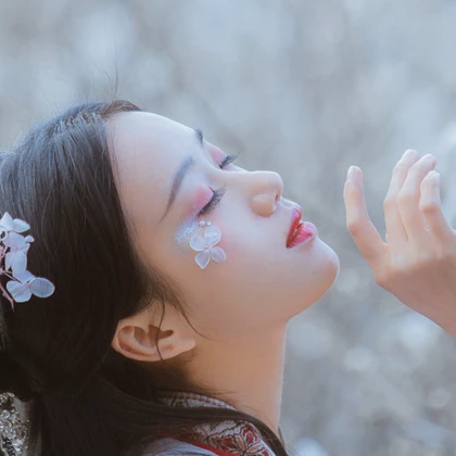 花落伤感喝酒女生头像，唯美古风真人头像