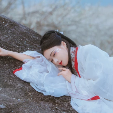 花落伤感喝酒女生头像，唯美古风真人头像