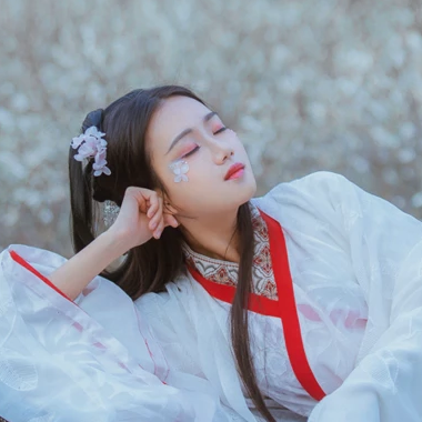 花落伤感喝酒女生头像，唯美古风真人头像