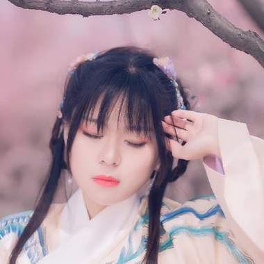 漫天桃花带折扇女生头像，唯美古风真人头像