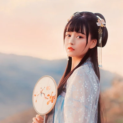 古典优雅带团扇女生头像唯美古风真人头像