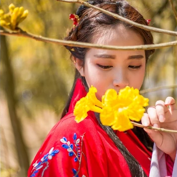 娇艳花朵红衣女生头像，唯美古风真人头像