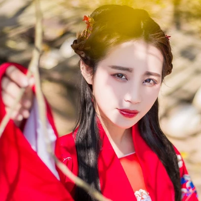 娇艳花朵红衣女生头像，唯美古风真人头像