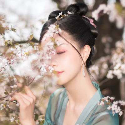 唯美古风真人头像：花影美人女生头像