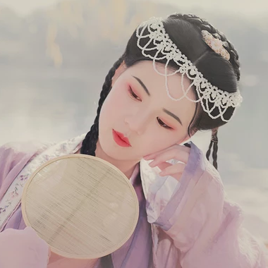 唯美古风真人头像：春色花期带团扇女生头像