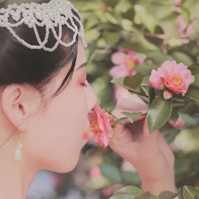 唯美古风真人头像：春色花期带团扇女生头像