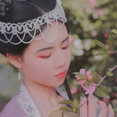 唯美古风真人头像：春色花期带团扇女生头像