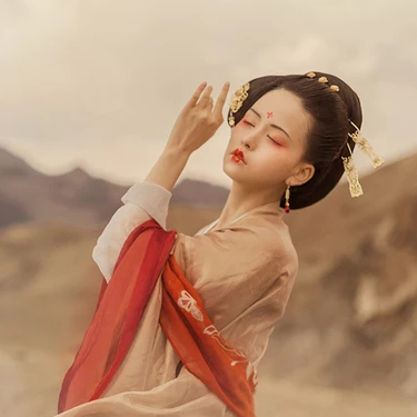 落霞黄昏带伞女生头像，唯美古风真人头像