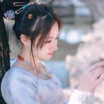 淡雅清新带团扇女生头像，唯美古风真人头像