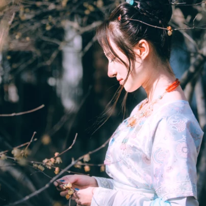 淡雅清新带团扇女生头像，唯美古风真人头像
