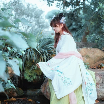 优雅花朵带团扇女生头像，唯美古风真人头像