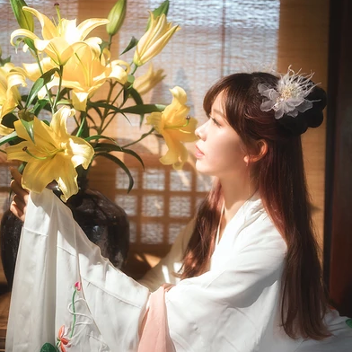 优雅花朵带团扇女生头像，唯美古风真人头像
