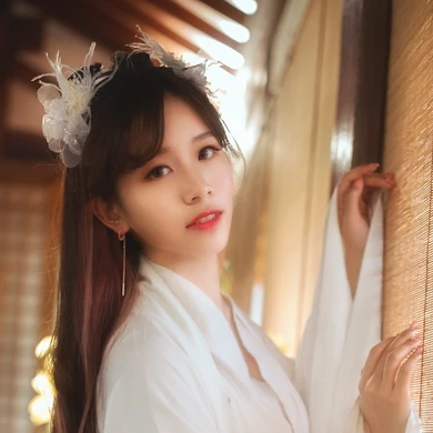 优雅花朵带团扇女生头像，唯美古风真人头像