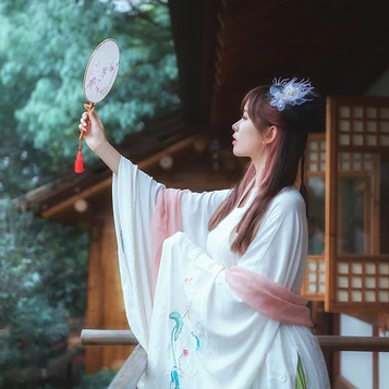 优雅花朵带团扇女生头像，唯美古风真人头像