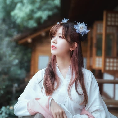 优雅花朵带团扇女生头像，唯美古风真人头像