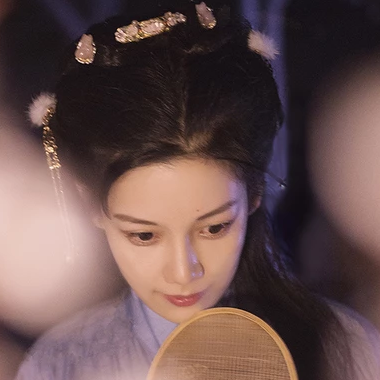 灯下执扇女生头像，唯美古风真人头像