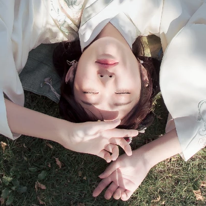 青春白衣带折扇女生头像，唯美古风真人头像