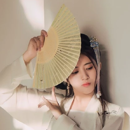 青春白衣带折扇女生头像，唯美古风真人头像