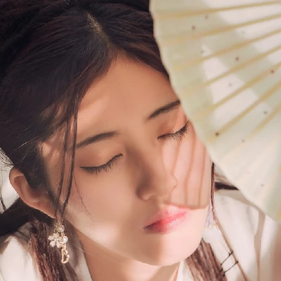 青春白衣带折扇女生头像，唯美古风真人头像
