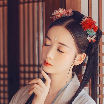 清新精致带团扇女生头像，唯美古风真人头像