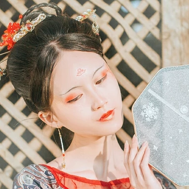 枯枝秋意带团扇女生头像，唯美古风真人头像