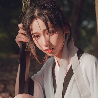 潇洒霸气带兵器女生头像，唯美古风真人头像