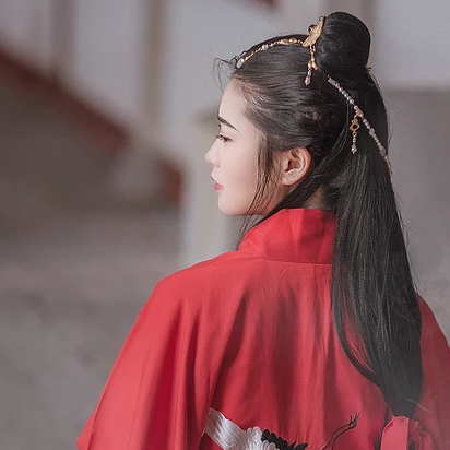 优雅红衣女生头像，唯美古风真人头像