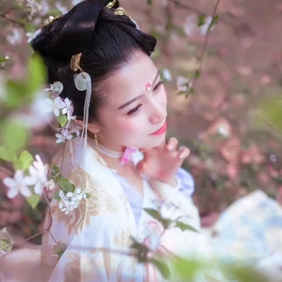 繁花浪漫带团扇女生头像，唯美古风真人头像